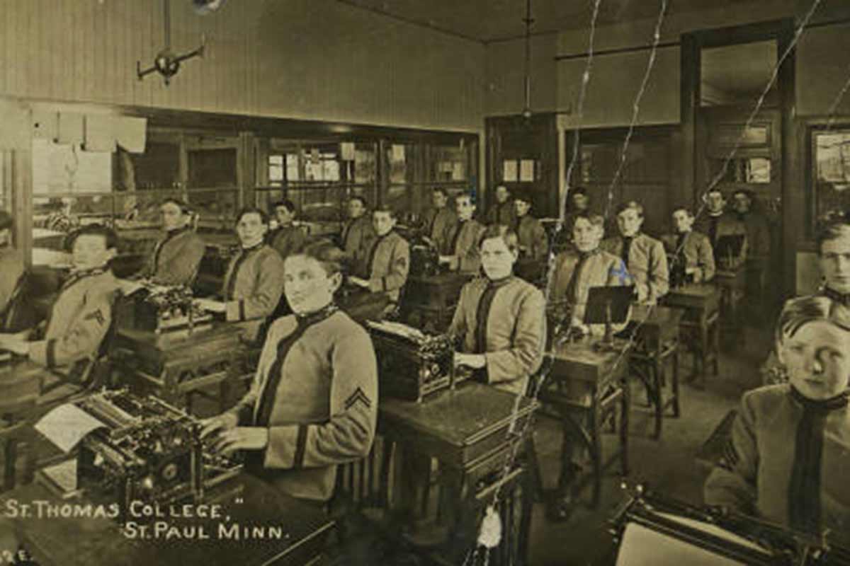 A typewriting class being held a the University of St Ҵý.