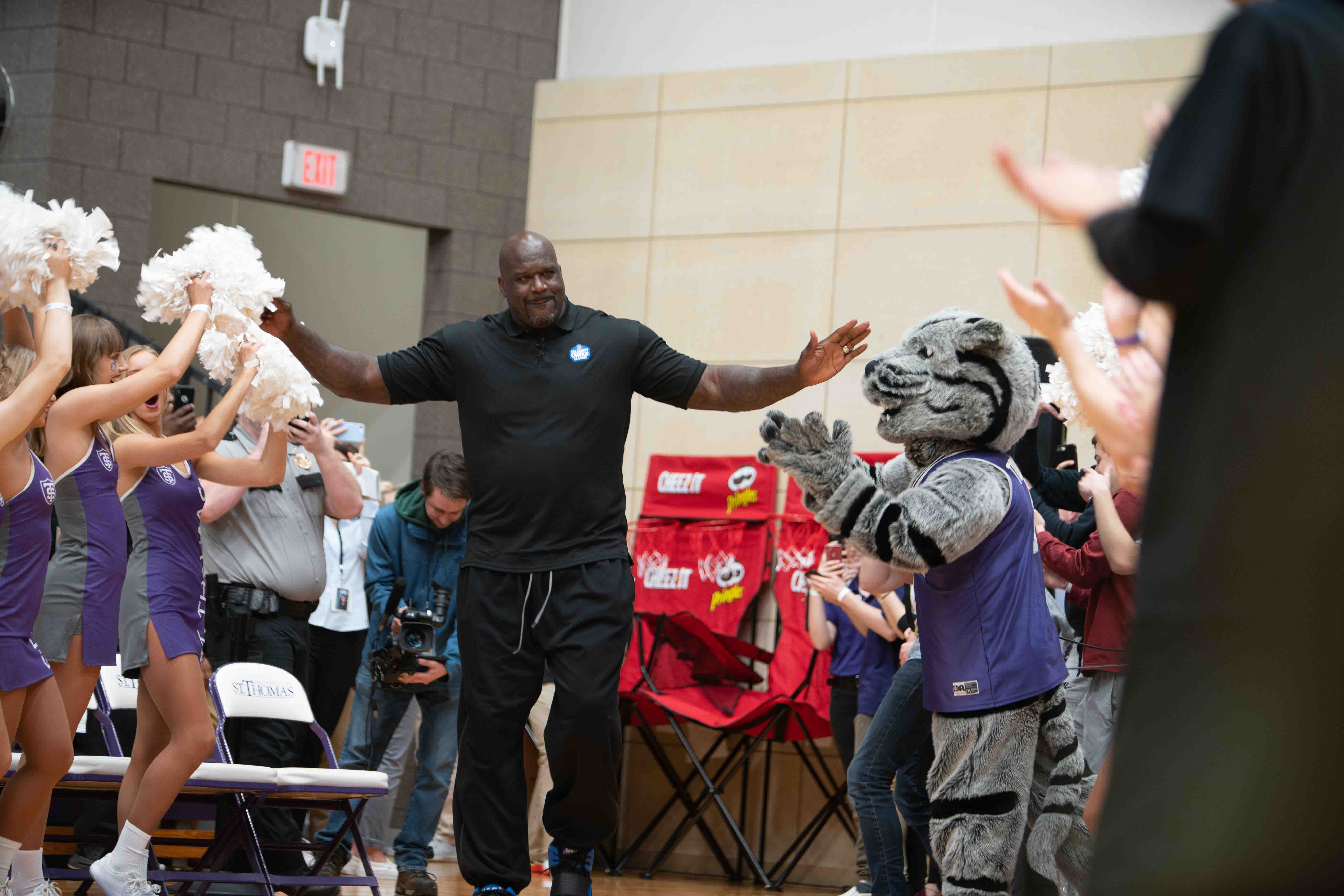 Shaquille O'Neal high fiving St. Ҵý fans